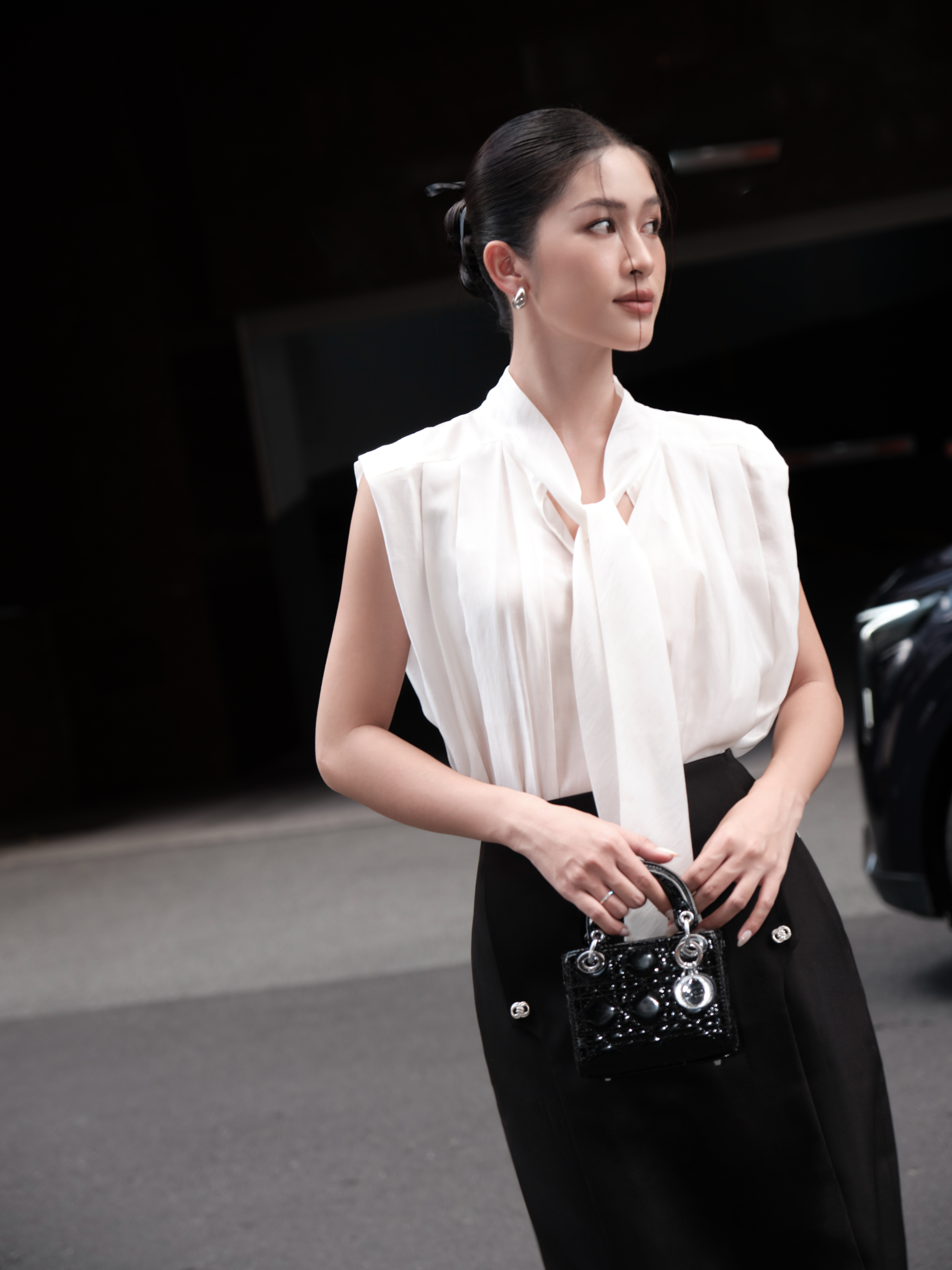 Áo xếp ly liền tay cổ thắt nơ